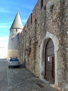 Castelo_de_Viana_do_Alentejo_-_Portada_e_muralha